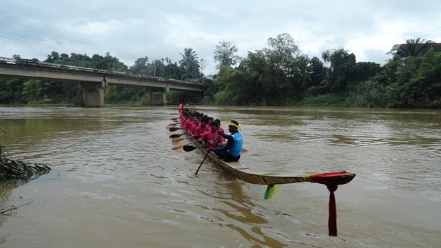 แข่งขันเรือยาวขึ้นโขนชิงธงหลังสวน ประจำปี 2557